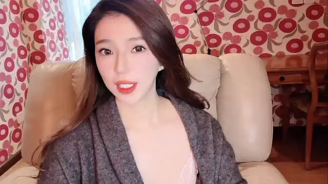 Snapshot of miss-lin chatting on 11.23.25 miss-lin online show from 11.23.25