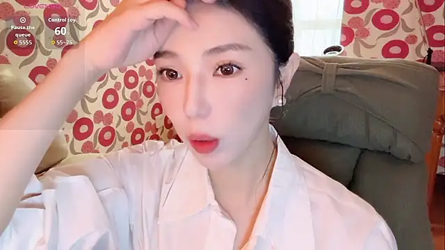 Snapshot of miss-lin chatting on 11.30.25 miss-lin online show from 11.30.25