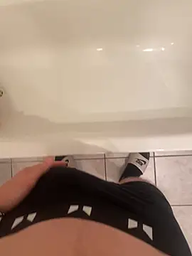 Snapshot of Adamsam88 chatting on 12.21.25 Adamsam88 online show from 12.21.25