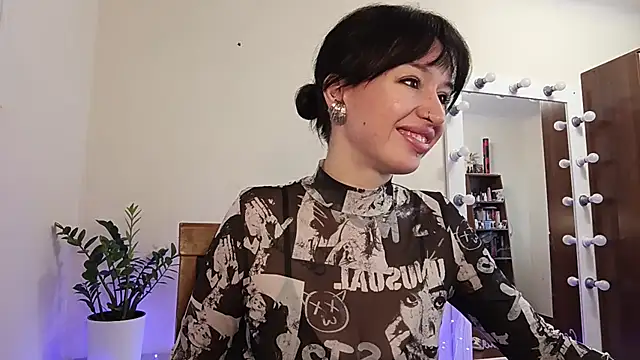 quiet smile online show from 10.12.25