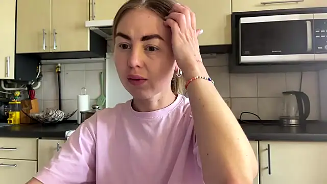 Snapshot of MartaLuna_ chatting on 05.17.26 MartaLuna online show from 05.17.26