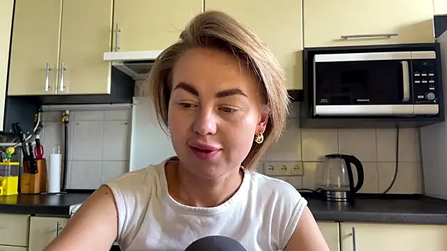 Snapshot of MartaLuna_ chatting on 06.15.26 MartaLuna online show from 06.15.26
