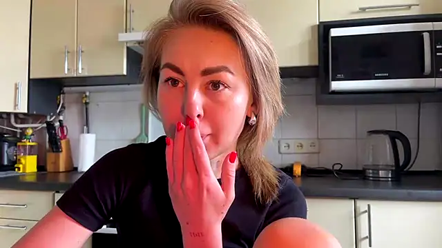 Snapshot of MartaLuna_ chatting on 06.18.26 MartaLuna online show from 06.18.26