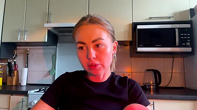 Snapshot of MartaLuna_ chatting on 06.18.26 MartaLuna online show from 06.18.26