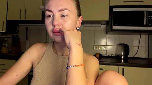 Snapshot of MartaLuna_ chatting on 06.19.26 MartaLuna online show from 06.19.26