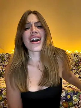 Snapshot of Elizabeth_Tay chatting on 09.28.25 Elizabeth Tay online show from 09.28.25