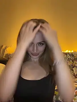 Snapshot of Elizabeth_Tay chatting on 10.01.25 Elizabeth Tay online show from 10.01.25