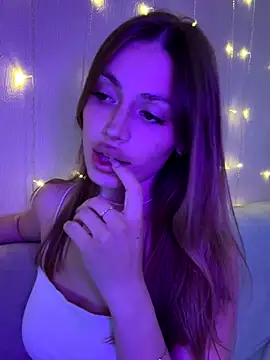 Snapshot of Elizabeth_Tay chatting on 10.22.25 Elizabeth Tay online show from 10.22.25