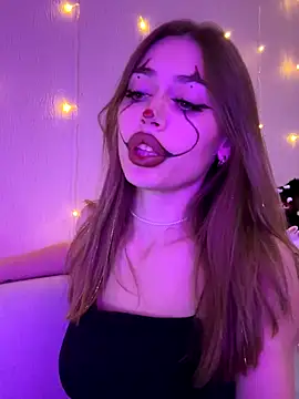 Snapshot of Elizabeth_Tay chatting on 10.31.25 Elizabeth Tay online show from 10.31.25