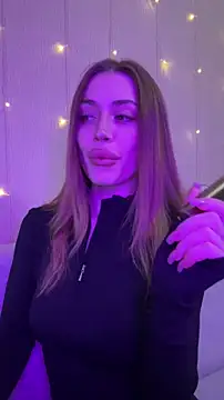 Snapshot of Elizabeth_Tay chatting on 12.14.25 Elizabeth Tay online show from 12.14.25