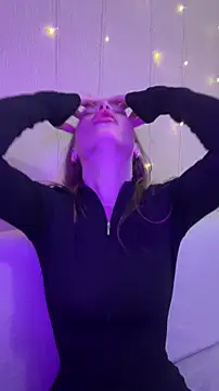 Snapshot of Elizabeth_Tay chatting on 12.16.25 Elizabeth Tay online show from 12.16.25