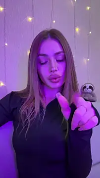 Snapshot of Elizabeth_Tay chatting on 12.17.25 Elizabeth Tay online show from 12.17.25