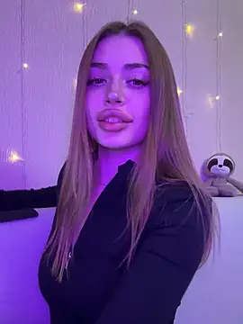 Snapshot of Elizabeth_Tay chatting on 12.18.25 Elizabeth Tay online show from 12.18.25