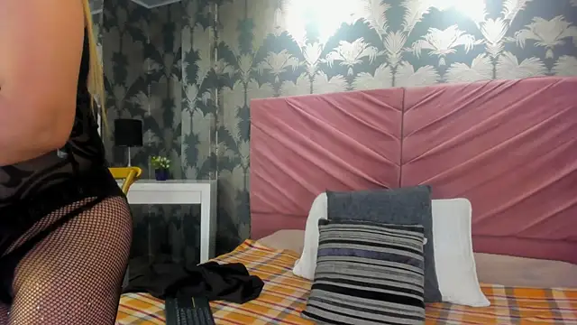 Snapshot of VictoriaQueen_Fg chatting on 10.20.25 VictoriaQueen Fg online show from 10.20.25