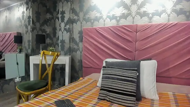 Snapshot of VictoriaQueen_Fg chatting on 10.21.25 VictoriaQueen Fg online show from 10.21.25