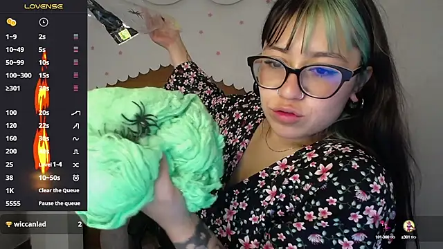Snapshot of nicte_t_ chatting on 10.06.25 nicte t online show from 10.06.25