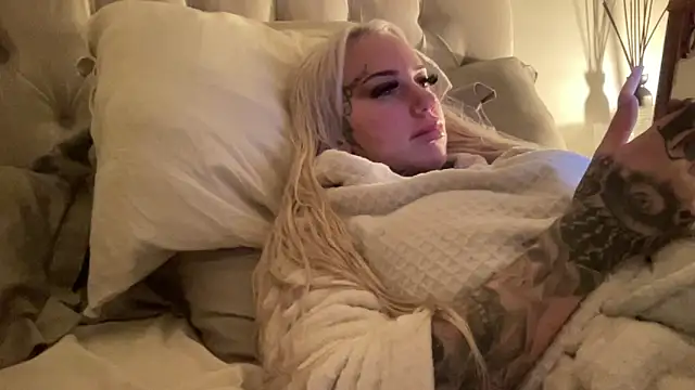 Snapshot of paulinaalatalo chatting on 03.12.26 paulinaalatalo online show from 03.12.26