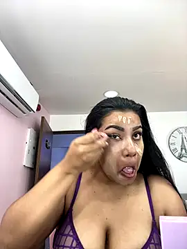 Snapshot of SienaWild chatting on 12.17.25 SienaWild online show from 12.17.25