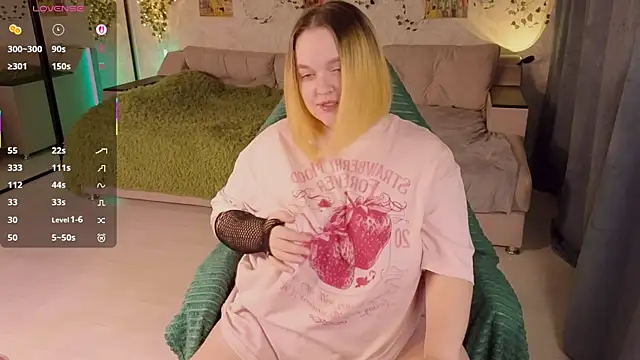 Snapshot of Aki_nohana chatting on 10.21.25 Aki nohana online show from 10.21.25