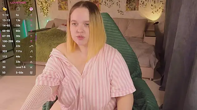 Snapshot of Aki_nohana chatting on 10.23.25 Aki nohana online show from 10.23.25