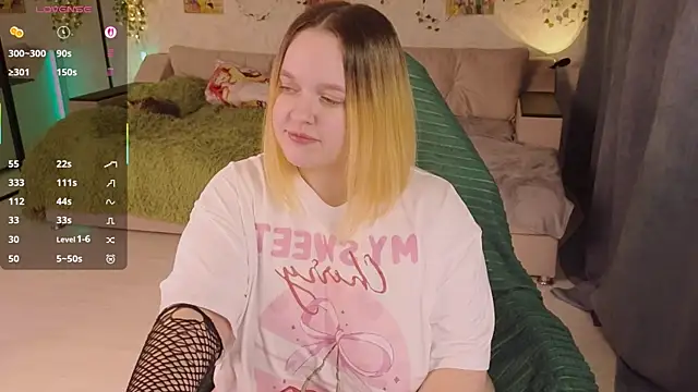 Snapshot of Aki_nohana chatting on 10.24.25 Aki nohana online show from 10.24.25