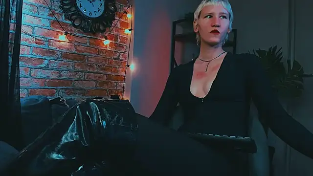 Snapshot of Kim_Waite chatting on 10.14.25 Kim Waite online show from 10.14.25