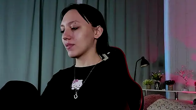 Snapshot of AdeliceLenoir chatting on 10.11.25 AdeliceLenoir online show from 10.11.25