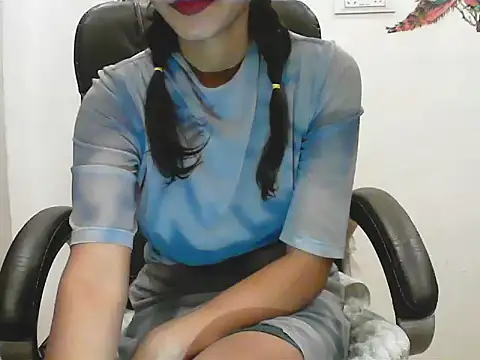 Snapshot of short_girl_ chatting on 06.21.26 short girl online show from 06.21.26