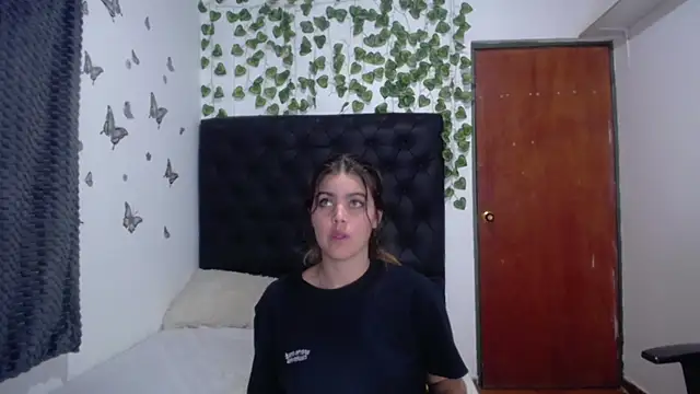 Snapshot of isabel_09 chatting on 11.15.25 isabel 09 online show from 11.15.25