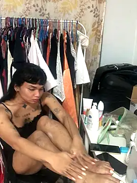 Snapshot of estradiolist chatting on 10.21.25 estradiolist online show from 10.21.25