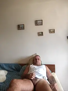 Snapshot of chcem1975 chatting on 09.17.25 chcem1975 online show from 09.17.25