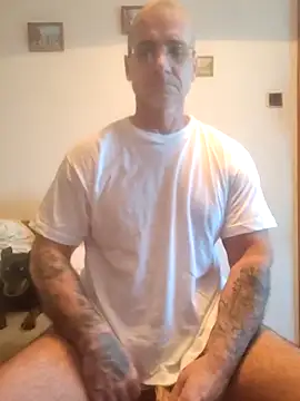 Snapshot of chcem1975 chatting on 10.04.25 chcem1975 online show from 10.04.25