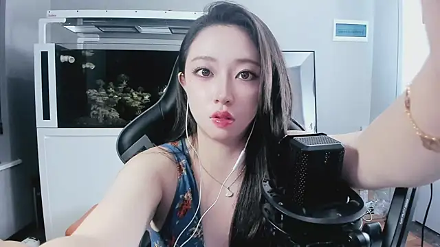 Snapshot of Keke-Bai chatting on 10.05.25 Keke-Bai online show from 10.05.25