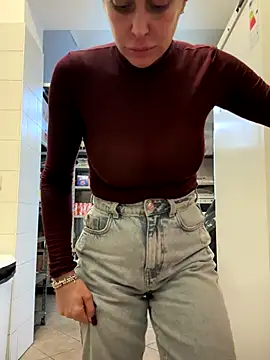 Snapshot of ainaht chatting on 12.23.25 ainaht online show from 12.23.25