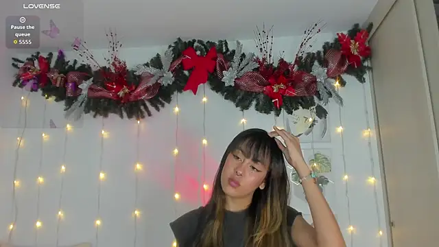 Snapshot of Susy_spark chatting on 12.19.25 Susy spark online show from 12.19.25