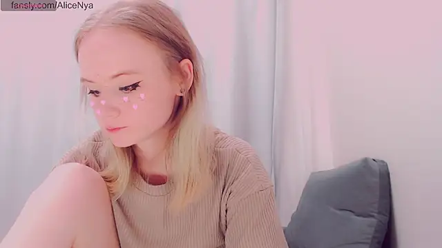 Snapshot of AliceNya_cute chatting on 12.15.25 AliceNya cute online show from 12.15.25