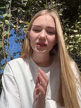 MilaMoone online show from 09.22.25