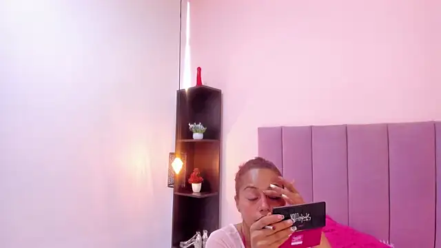 HoollyHendrix online show from 11.10.25