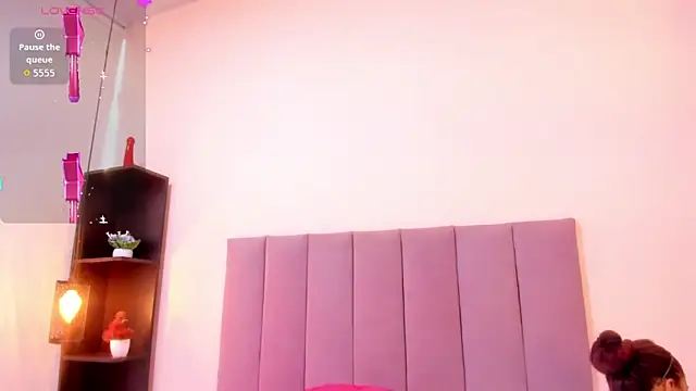 HoollyHendrix online show from 11.18.25