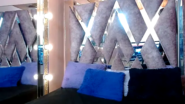 Snapshot of CRISTALHERRANZ chatting on 10.04.25 CRISTALHERRANZ online show from 10.04.25