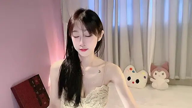 Snapshot of ai-ai-mi chatting on 11.04.25 ai-ai-mi online show from 11.04.25