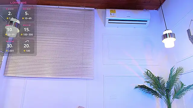 Snapshot of alessia_moon1 chatting on 11.08.25 alessia moon1 online show from 11.08.25