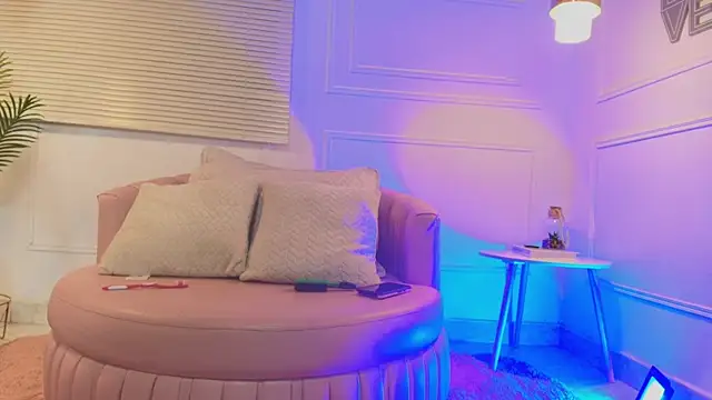 Snapshot of alessia_moon1 chatting on 11.14.25 alessia moon1 online show from 11.14.25