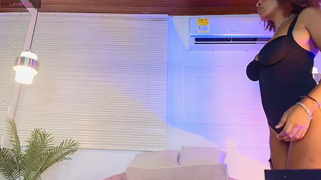 Snapshot of alessia_moon1 chatting on 11.21.25 alessia moon1 online show from 11.21.25