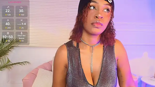 Snapshot of alessia_moon1 chatting on 11.26.25 alessia moon1 online show from 11.26.25