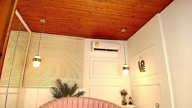 Snapshot of alessia_moon1 chatting on 01.07.26 alessia moon1 online show from 01.07.26