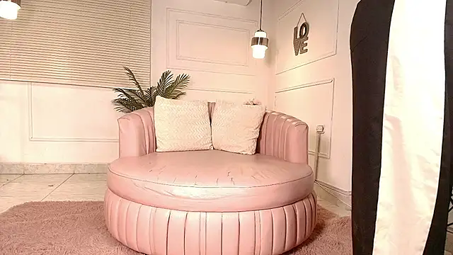 Snapshot of alessia_moon1 chatting on 01.08.26 alessia moon1 online show from 01.08.26