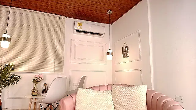 Snapshot of alessia_moon1 chatting on 01.14.26 alessia moon1 online show from 01.14.26