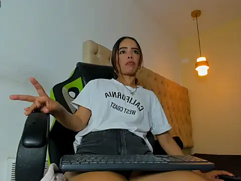 Snapshot of Naomis_35 chatting on 10.13.25 Naomis 35 online show from 10.13.25