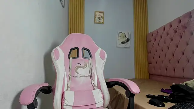 Snapshot of Naomis_35 chatting on 11.06.25 Naomis 35 online show from 11.06.25